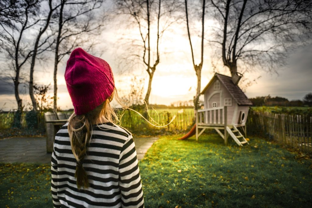 Enfant rêvant d'une cabane